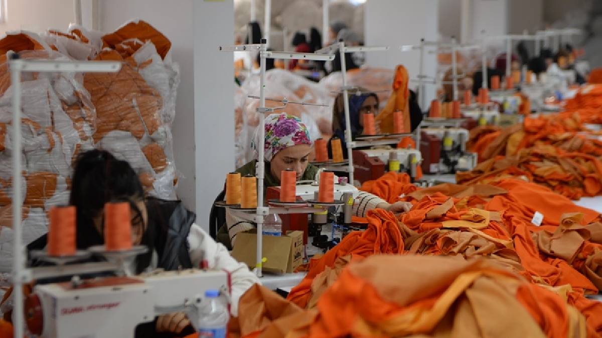Dış ticaret fazlası azaldı, tekstil sektörü rekor kırdı
