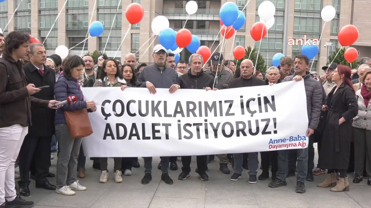 Anne-Baba Dayanışma Ağı üyeleri, çocuklarının özgürlüğü için balon uçurdu