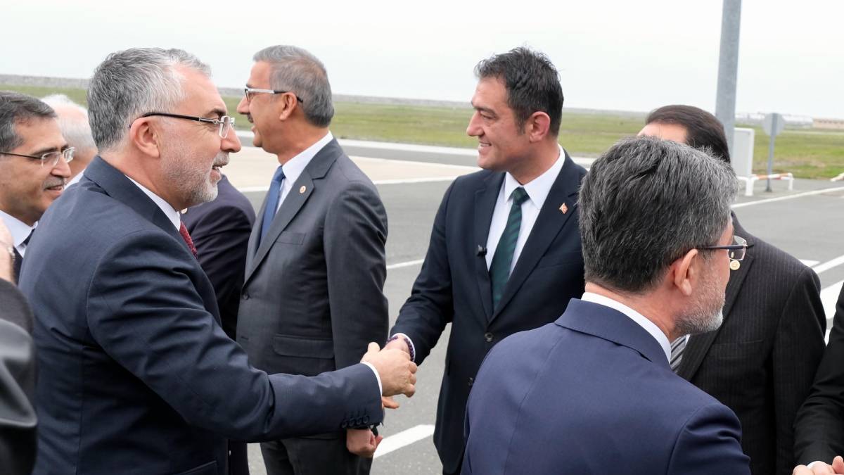 Başkan Köse, Cumhurbaşkanı Yardımcısı Yılmaz ve 6 Bakanı havaalanında karşıladı