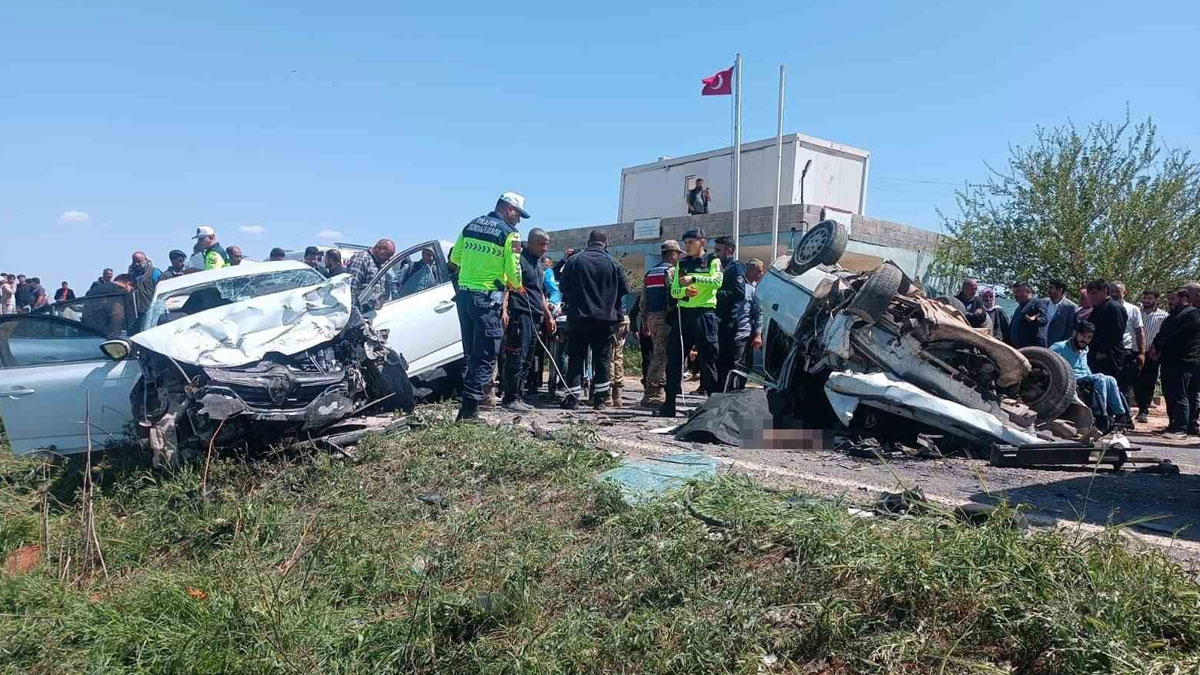 Şanlıurfa'da iki otomobil kafa kafaya çarpıştı: Ölü ve yaralılar var