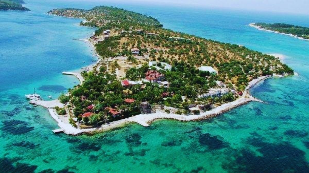 Şehirden uzak, huzura yakın! Masmavi suların büyüsü burada saklı:  Bu kaçış noktası herkesi büyülüyor