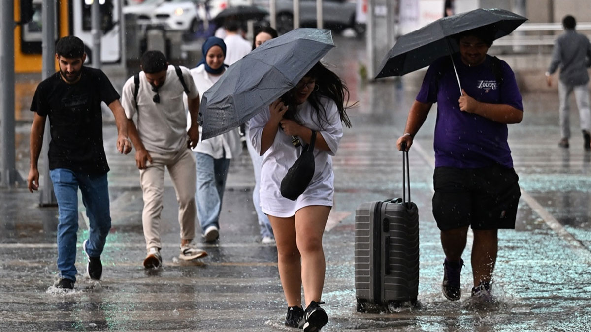 Meteoroloji 20 il için uyardı: Batıda sıcaklık düşüyor, sağanak yolda