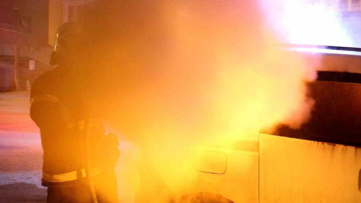 Yanan otomobil dehşet saçtı: Alev püskürdü itfaiye eri ve kameraman yaralandı