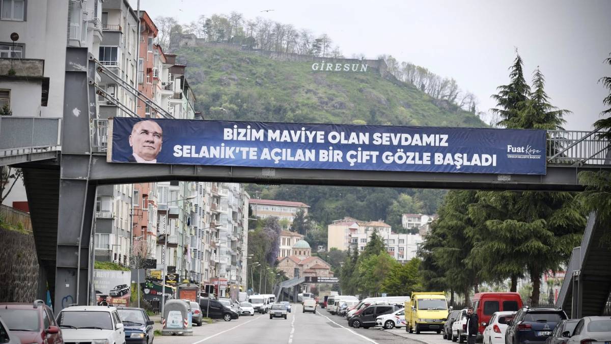 Belediye tarafından üst geçitler Atatürk temalı pankartlarla donatıldı