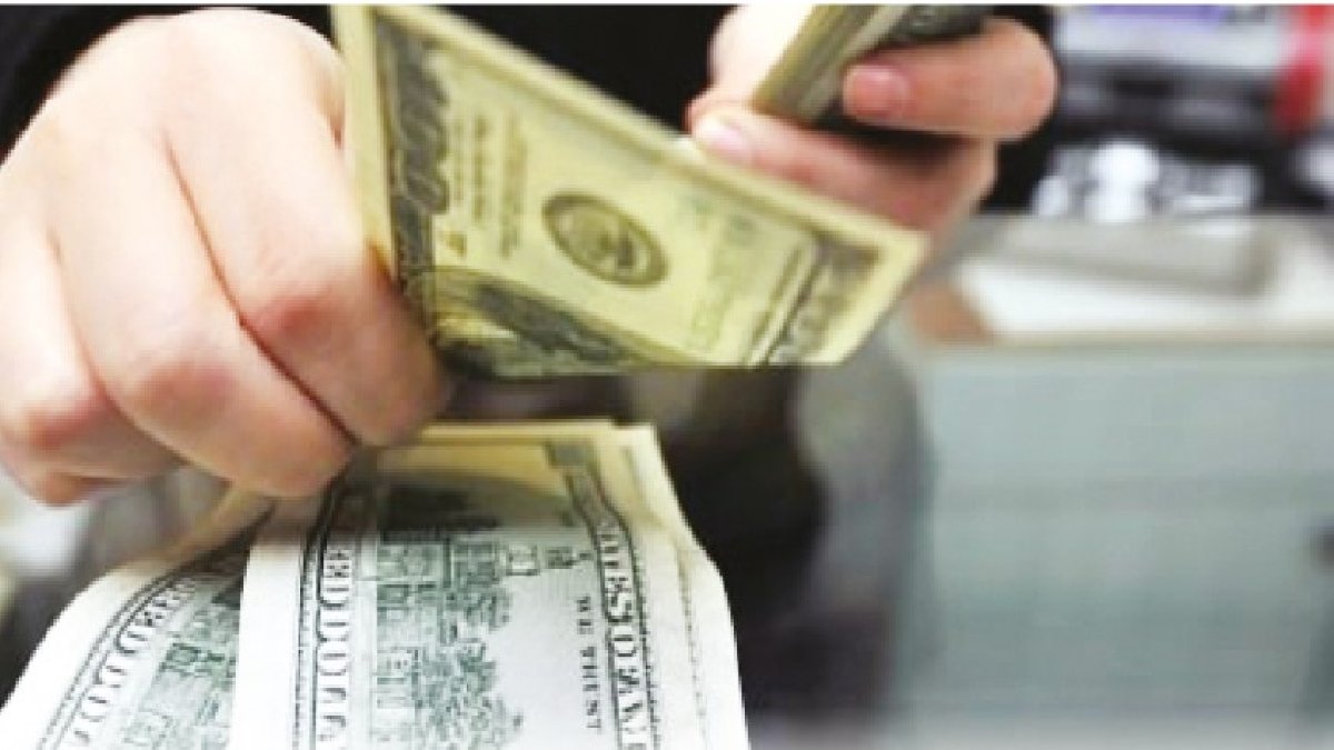 Vatandaş dövize yöneldi: Dünyada düşüyor Türkiye’de yükseliyor