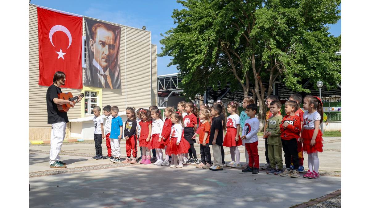 Efeler’in çocukları 23 Nisan’ı kutladı