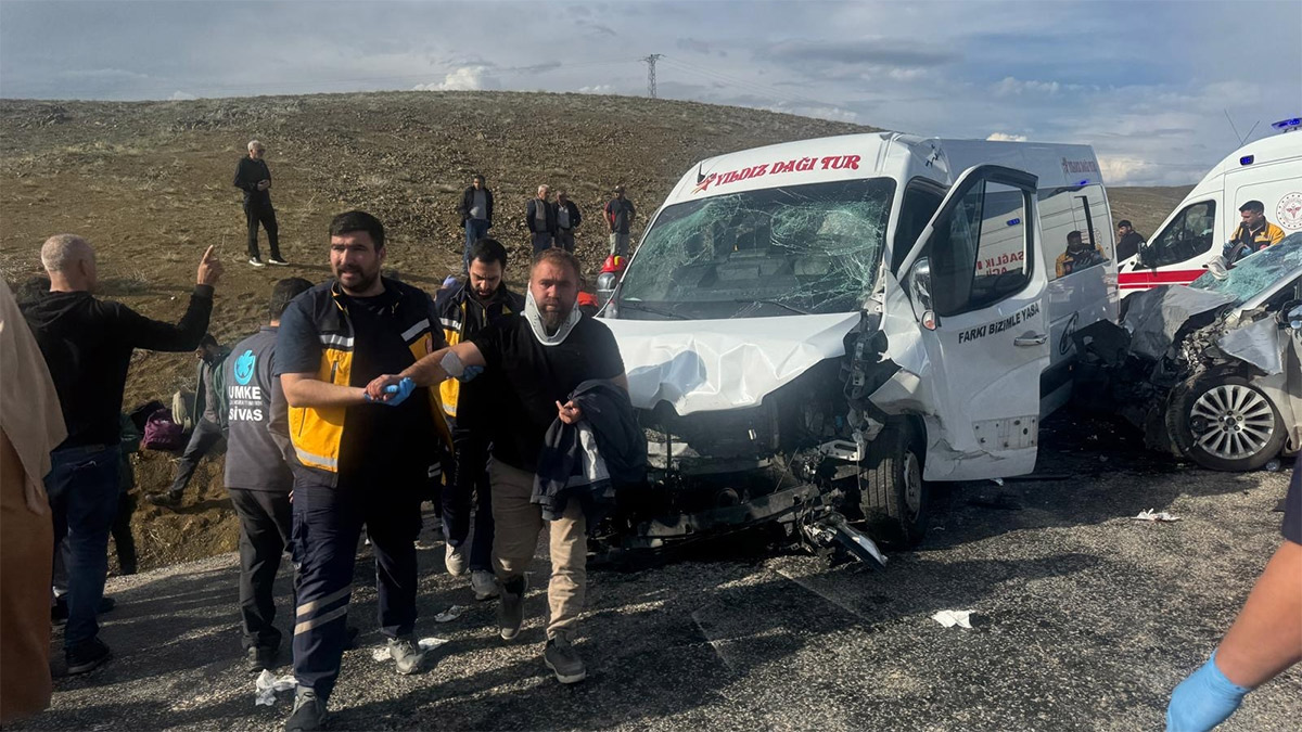 Öğretmenleri taşıyan minibüs ile otomobil çarpıştı: 1 ölü, 14 yaralı