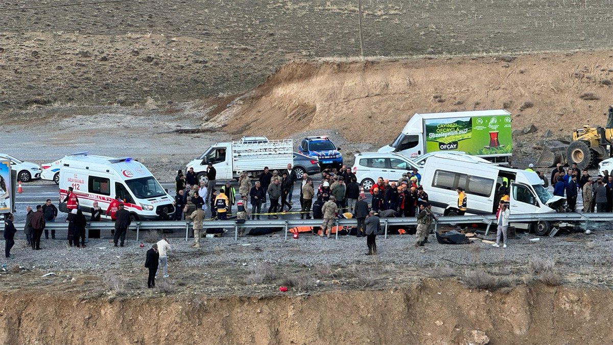 Van'da yolcu minibüsü ile kamyonet çarpıştı: 7 ölü, 12 yaralı