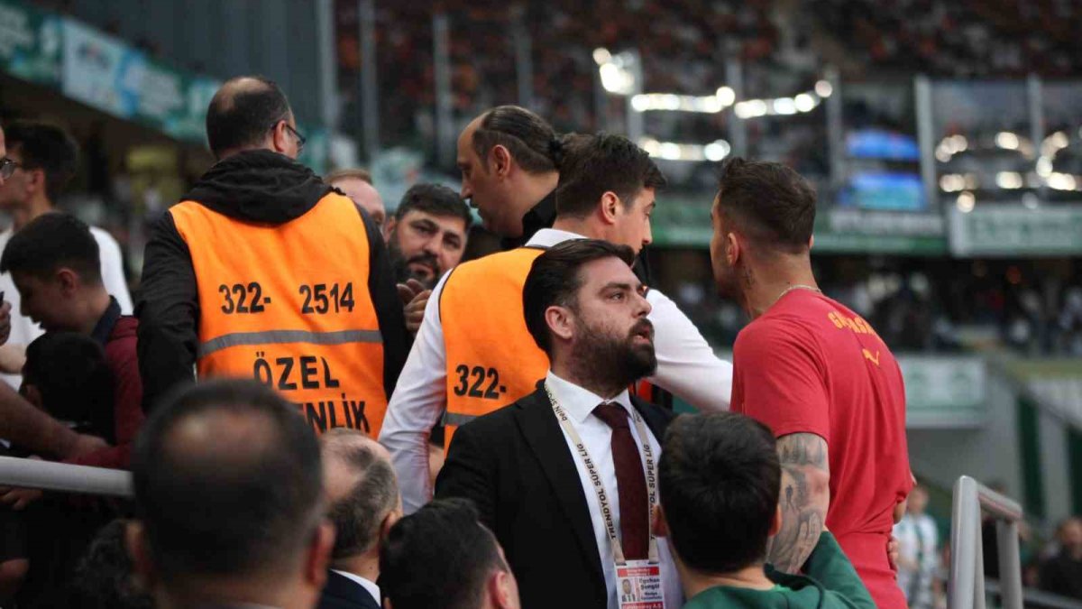 Abdülkerim ve taraftarlar arasında gergin anlar! Karşılaşma öncesi tansiyon yükseldi