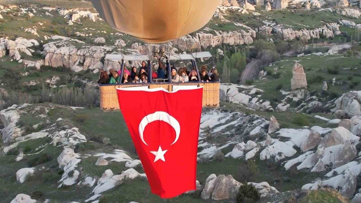 Kapadokya’da 23 Nisan kutlaması: Sıcak hava balonları gökyüzünü kırmızı beyaza boyadı!