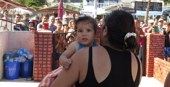 Deniz simidiyle açığa sürüklenen bebek kurtarıldı