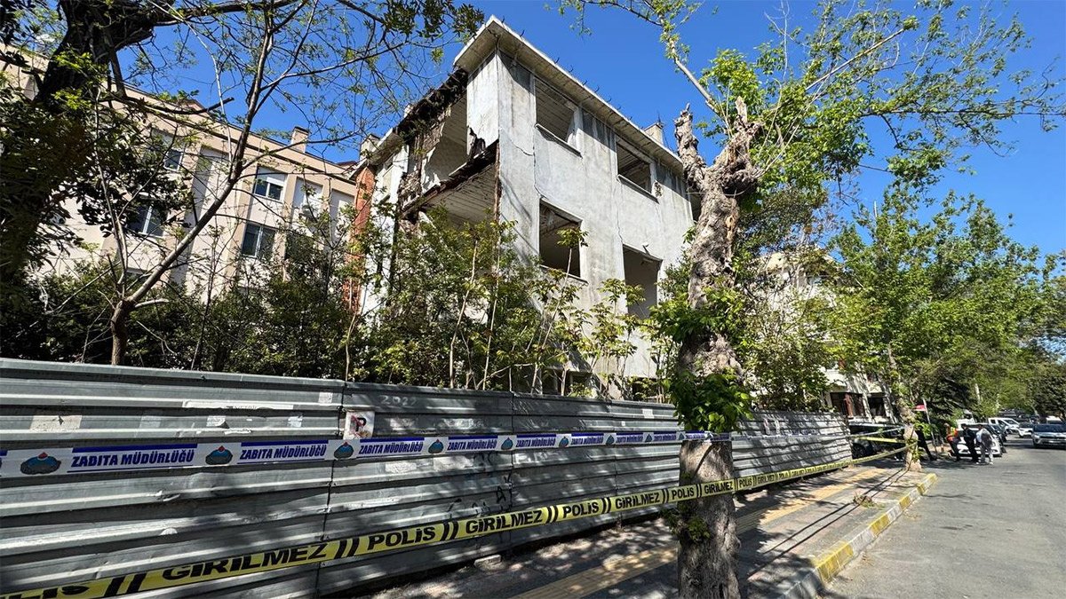 Bakırköy'de korkutan anlar: Metruk bina depremle kısmen çöktü