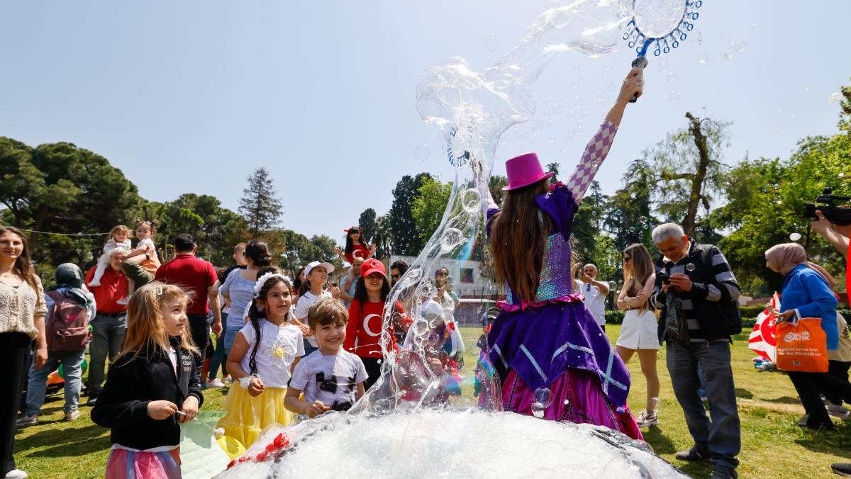 23 Nisan neşesi tüm İzmir'i sardı