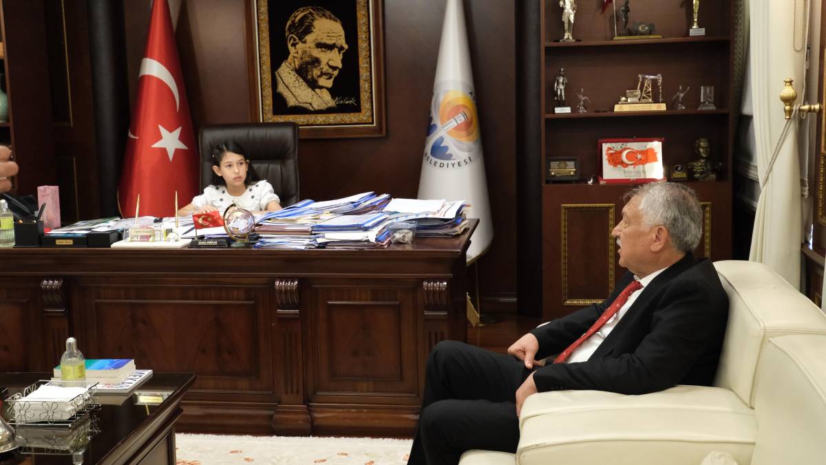 Zeydan Karalar koltuğunu Ezgi Neva’ya teslim etti