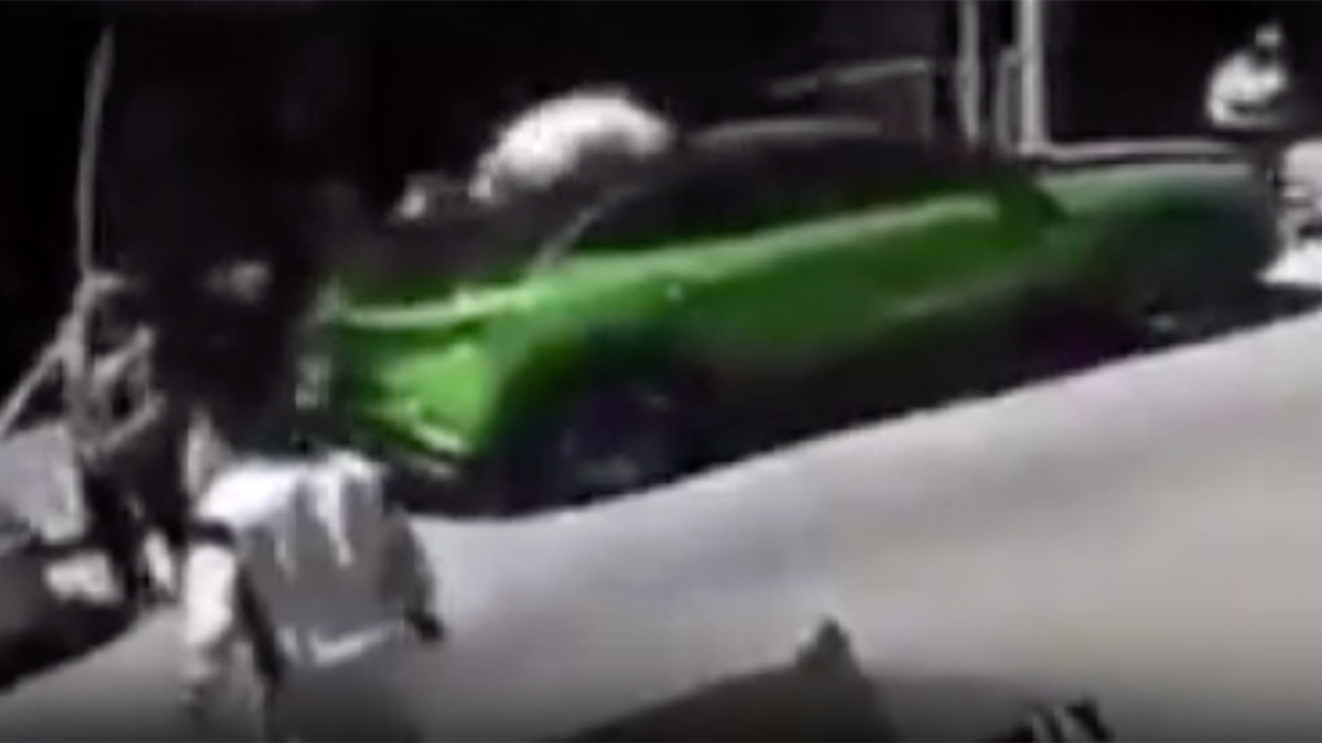 Zeytinburnu’nda deprem korkusu: Balkondan atlayan genç otomobilin üzerine düştü