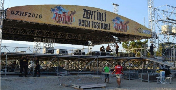 Balıkesir Edremit'te düzenlenen 'Zeytinli Rock Festivali' başladı