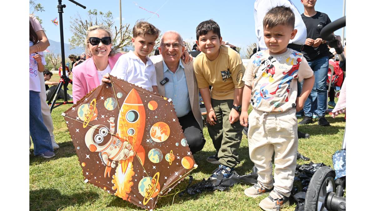 Kumluca’da 23 Nisan coşkusu uçurtmalarla kutlandı