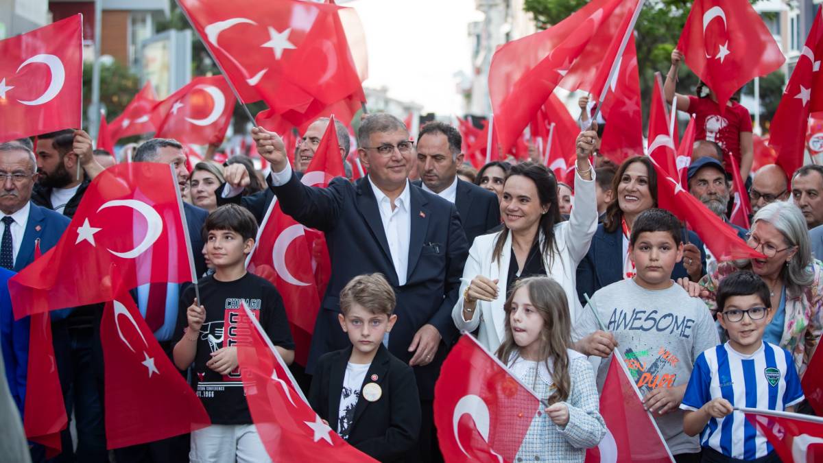 23 Nisan coşkusu İzmir'de sokaklara taştı