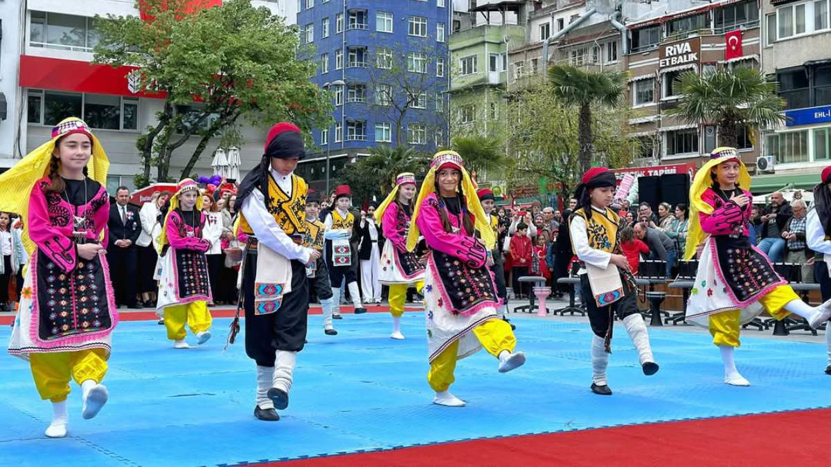 Bandırma’da 23 Nisan Cumhuriyet Meydanı’nda kutlandı