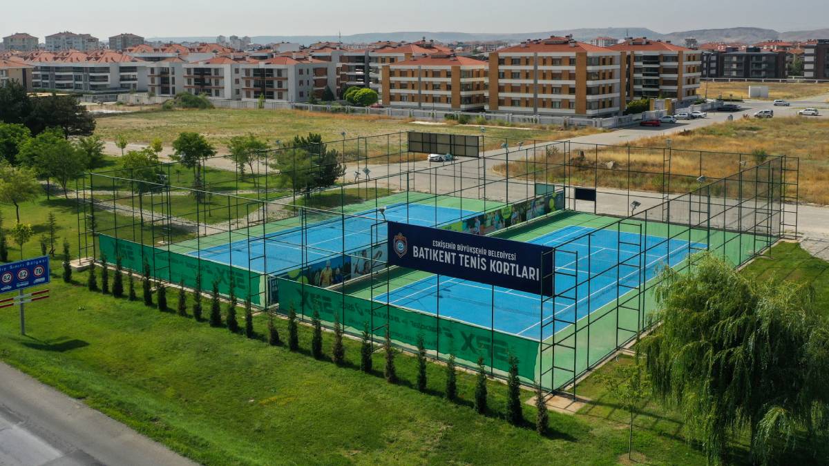 Çocuklar ve yetişkinler için tenis kursu kayıtları başlıyor
