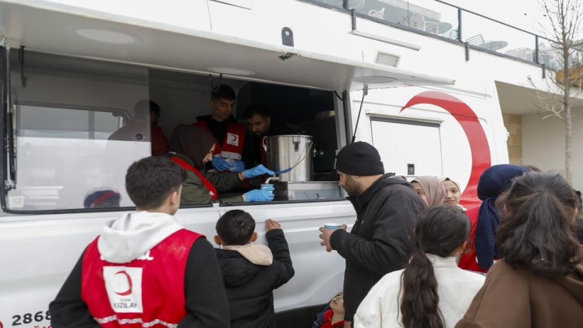 Kızılay’dan beslenme hizmeti: Geceyi sokakta geçireceklere gece boyu destek sürecek
