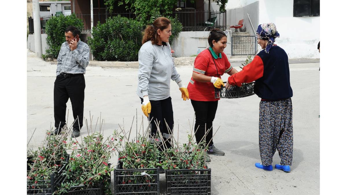 Karşıyaka Belediyesinden Sancaklı’da fidan dayanışması
