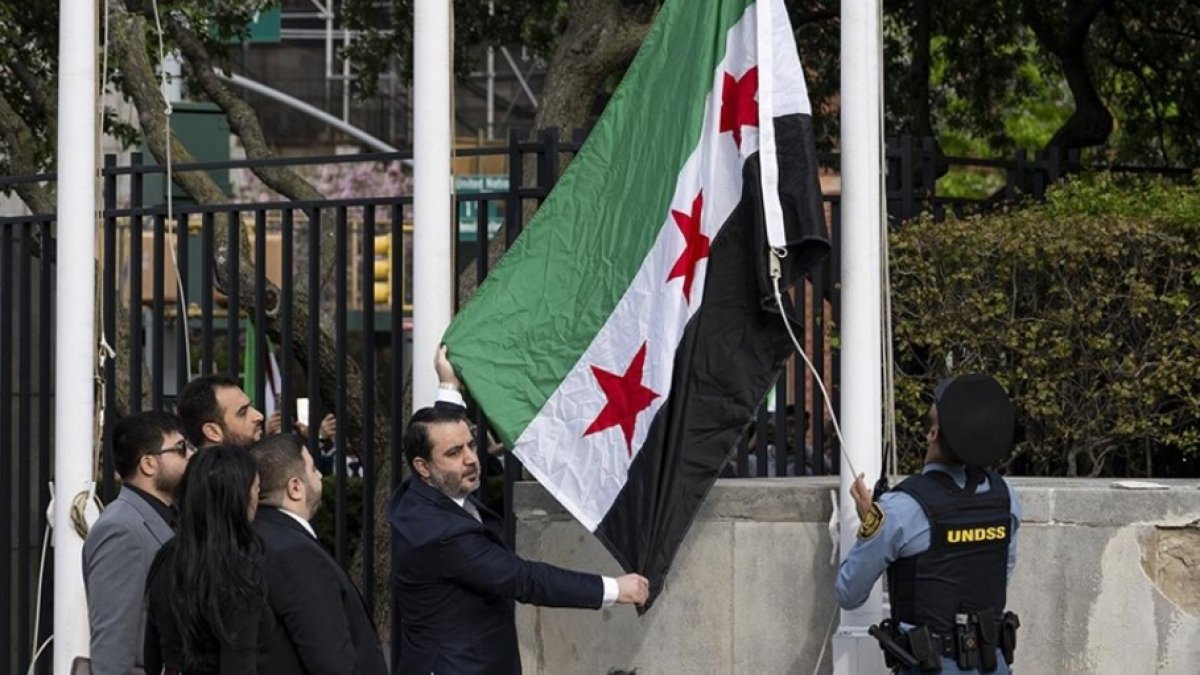 New York'taki BM merkezinde, yeni Suriye bayrağı göndere çekildi
