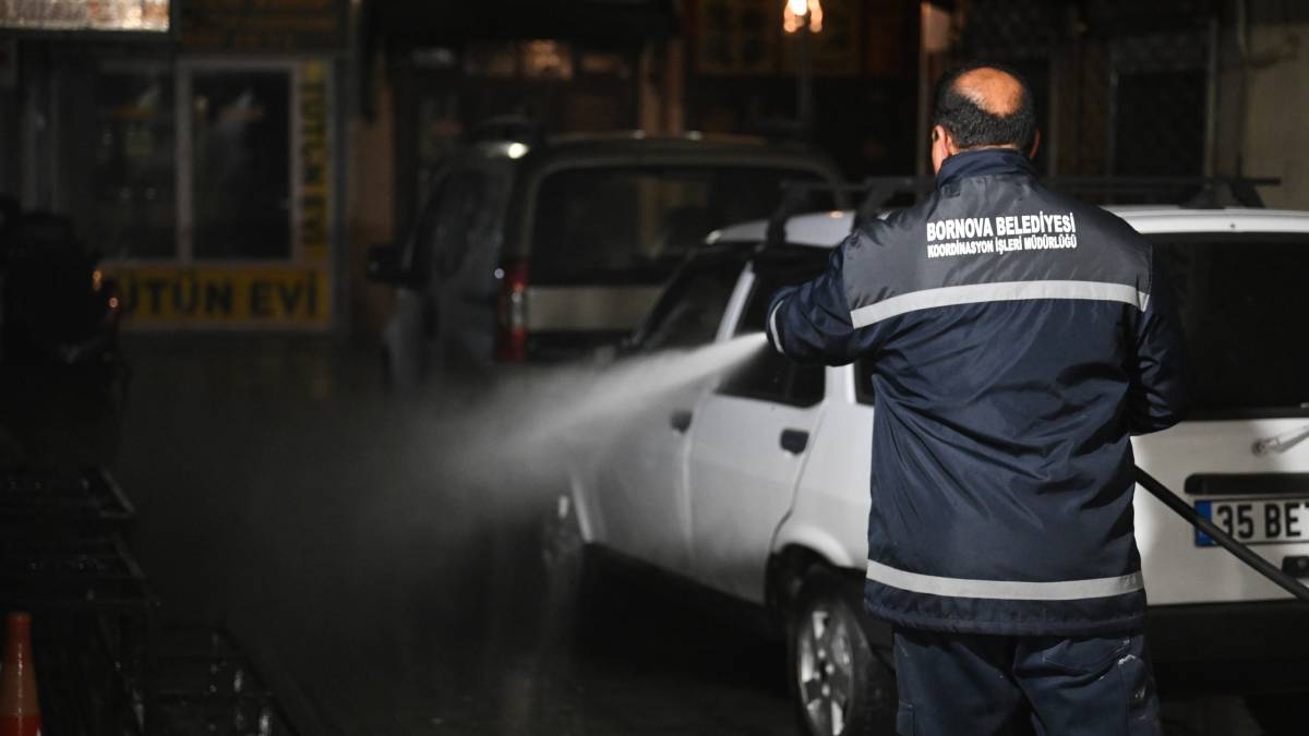 Tarihi Bornova Çarşısı’nda temizlik mesaisi