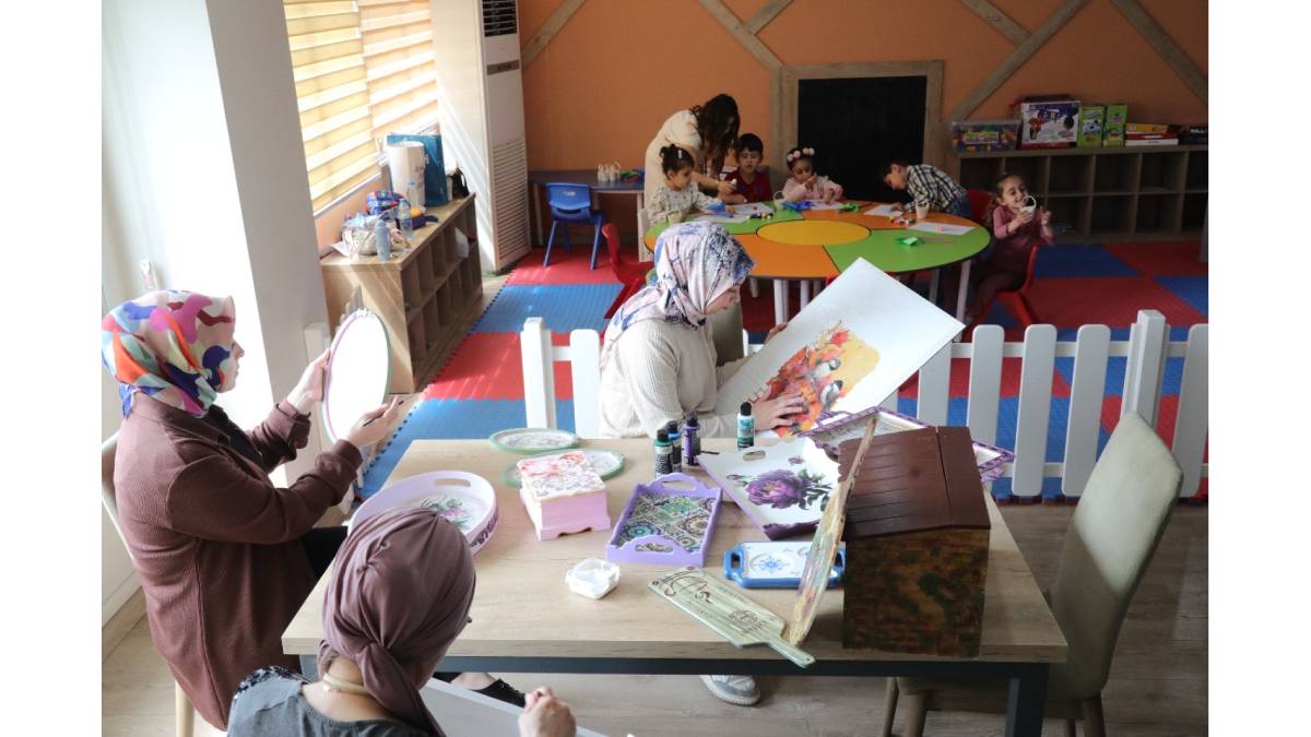 Bayraklı'da anneler üretiyor, çocuklar keşfediyor