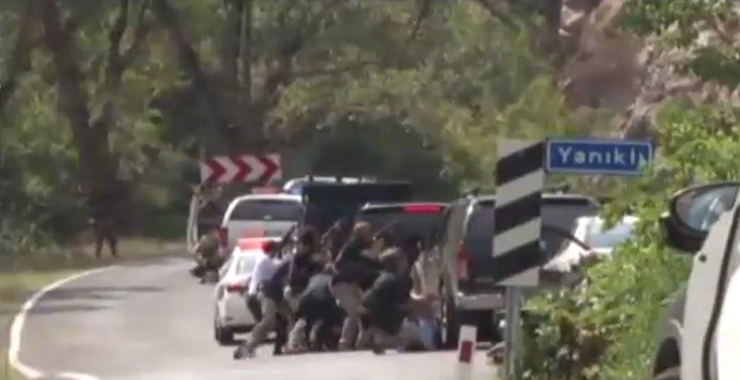 Kemal Kılıçdaroğlu'nun konvoyu çatışma arasında kaldı - Video