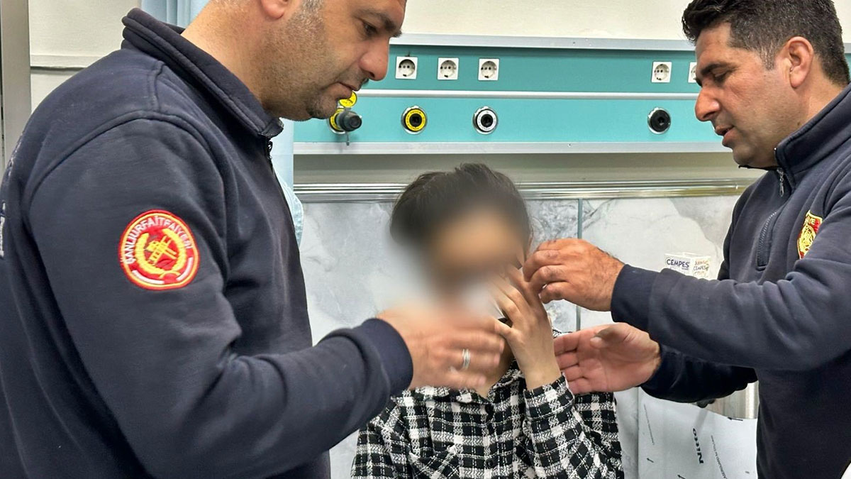 Üstünü değiştirdiği sırada göz kapağını fermuara sıkıştırdı! Böyle talihsizlik görülmedi