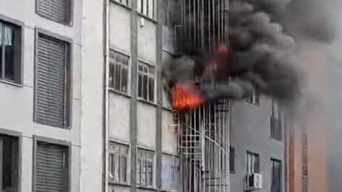 Sultangazi’de ayakkabı imalathanesinde yangın