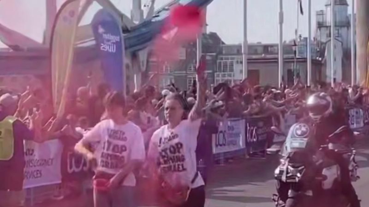 Londra Maratonu'nda İngiltere'nin İsrail'e silah satışı protesto edildi