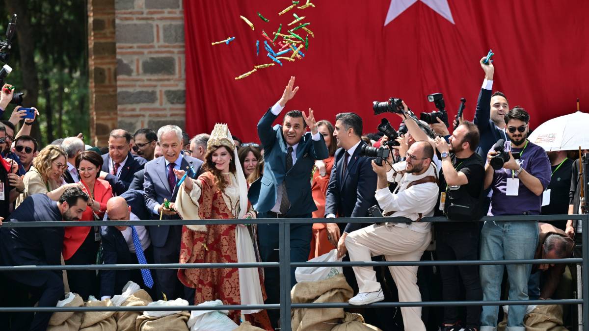 On binler Manisa’da buluştu, 8 ton mesir macunu halka saçıldı