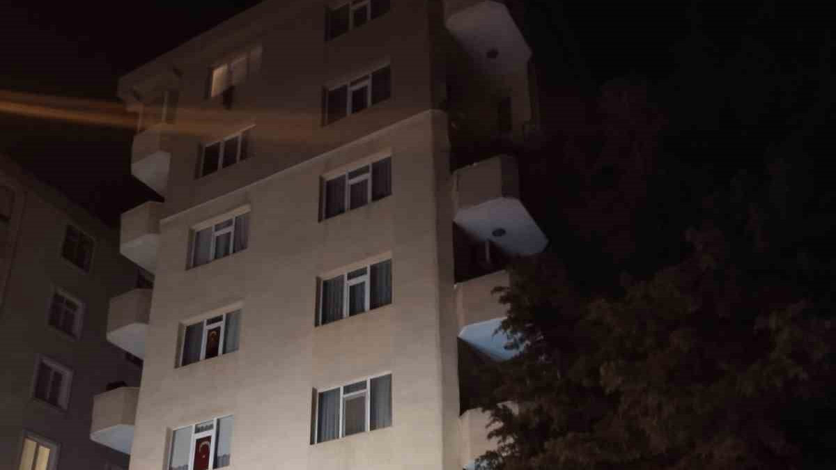 Kadıköy'de balkon çöktü! Bina boşaltıldı