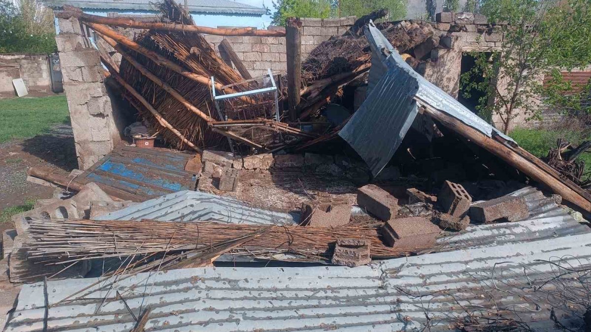 O ilimizde sağanak yağış felaketi: Bir evin deposu ve garajı çöktü!