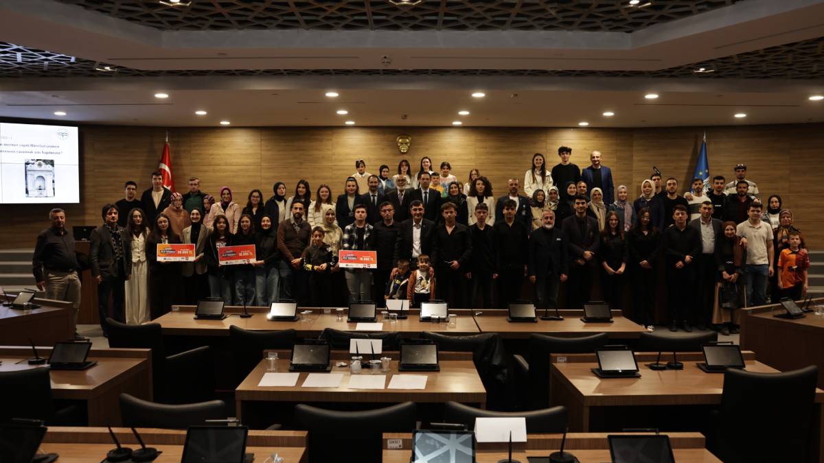 Gençler bilgileriyle yarıştı