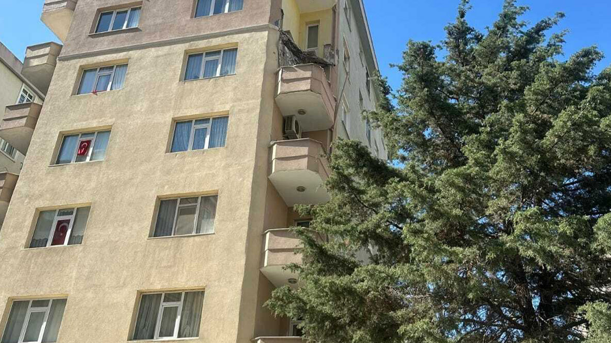 Kadıköy'de balkonu çöken bina mühürlendi