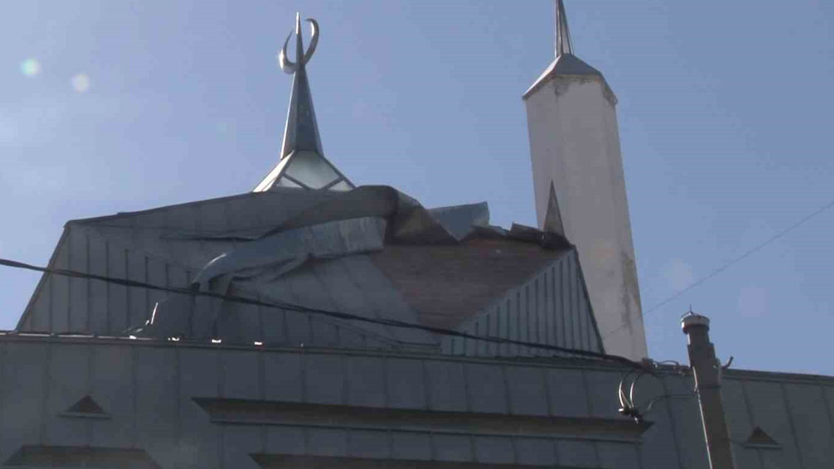 İstanbul’da rüzgar etkili oldu: Ataşehir’de caminin kaplaması söküldü