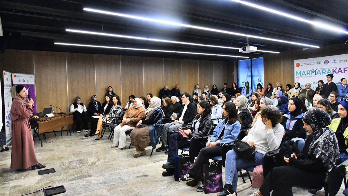 Kültür sanat editörümüz Marmara Kariyer Fuarı'nda gençlerle buluştu: Popüler kültür endüstrilerine karşı bekçiyiz