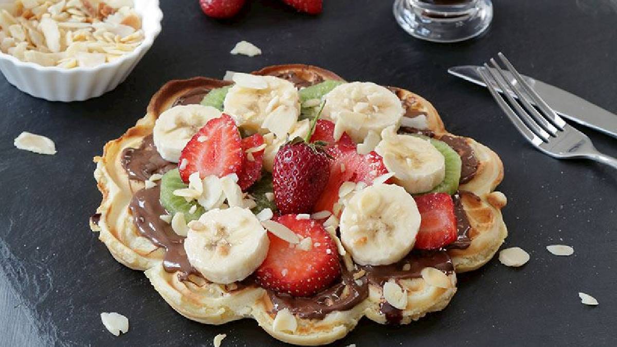 Mutfağınızda Belçika rüzgarı esecek, tatlı krizinizi 10 dakikada kesecek! İşte evde makinesiz waffle tarifi…