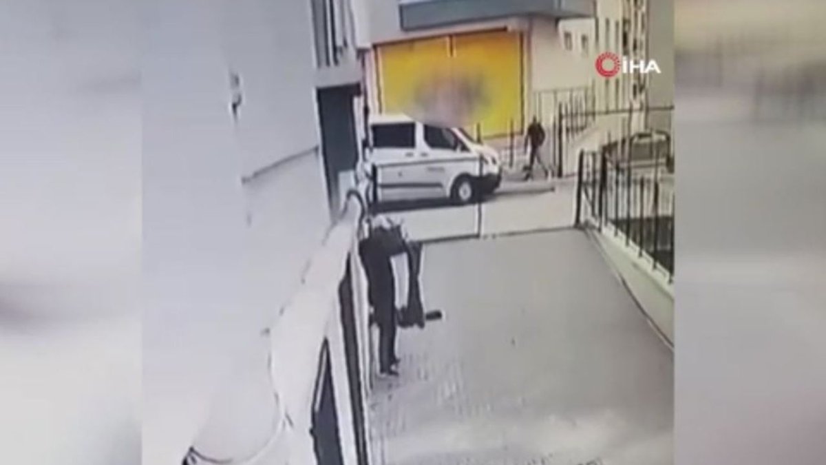 Akılalmaz hırsızlık yöntemi! Bunu da çalmazsın: Küçük çocuğu balkona kaldırıp çaldırdı