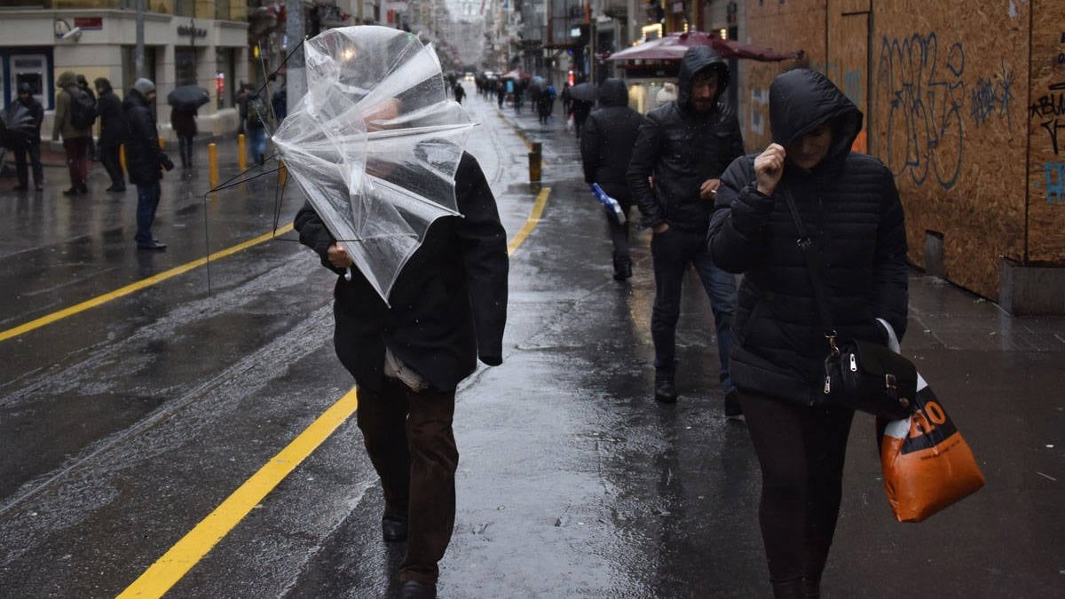 Meteoroloji ve AKOM'dan İstanbul için uyarı: Fırtına devam edecek, yağış yolda