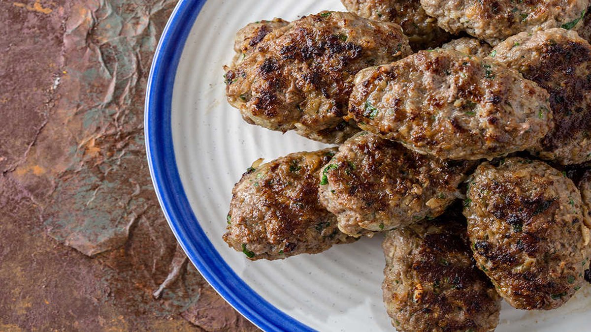 Annenizin mutfağından çıkıp sofranıza gelen lezzet: Bu köfte tarifiyle herkes parmaklarını yiyecek!