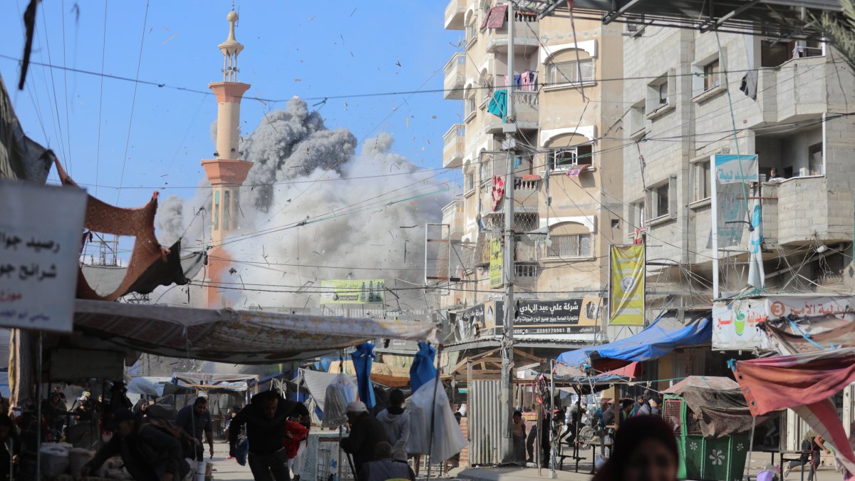 İsrail, Gazze’deki Ferac Camisi’ni bombaladı: Çok sayıda yaralı hastanelere kaldırıldı