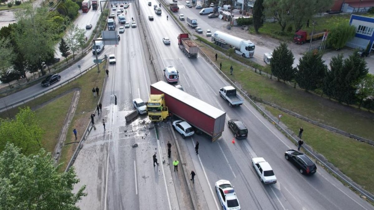 Sakarya D-100 karayolunda zincirleme kaza: Bariyerleri aşan tır dört araca çarptı