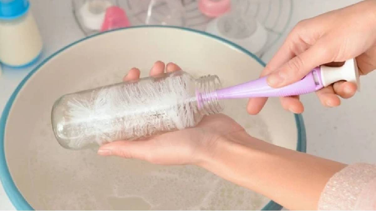 Kokan su şişesi mi? Dert etmeyin! Evdeki bu malzemeyle tertemiz oluyor, kokudan eser kalmıyor!