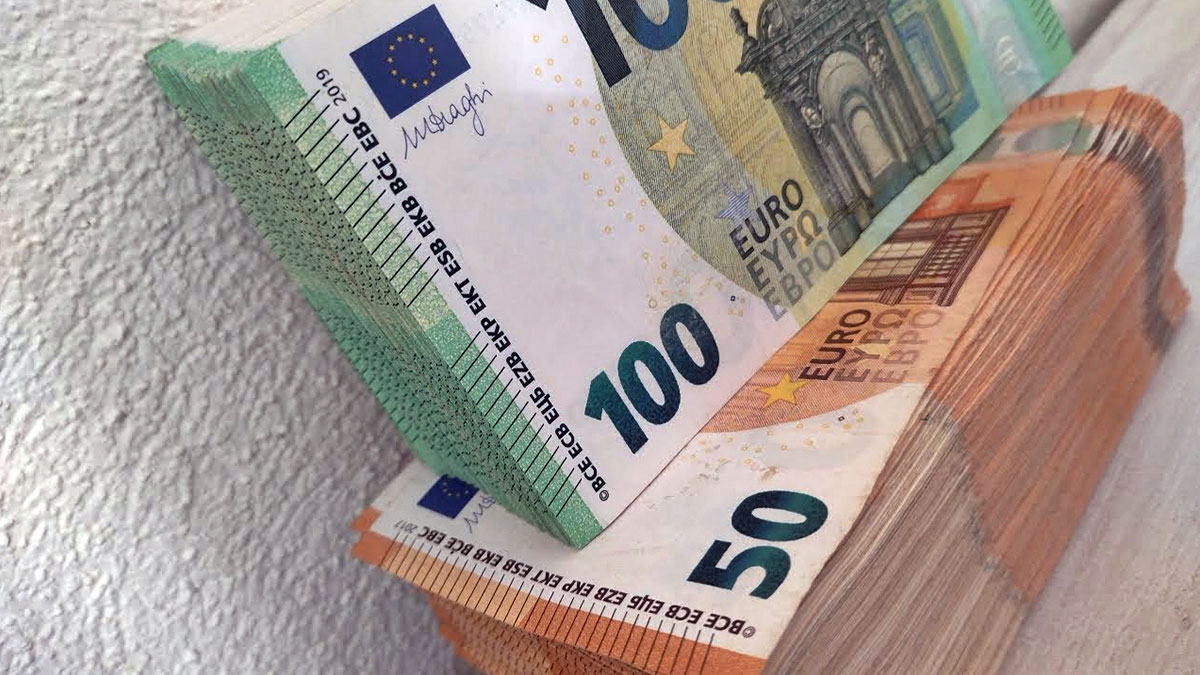 O ülkede 50 ve 100 euro banknotlar tedavülden kaldırılıyor! Seyahat edecekler yanında bulundurmasın