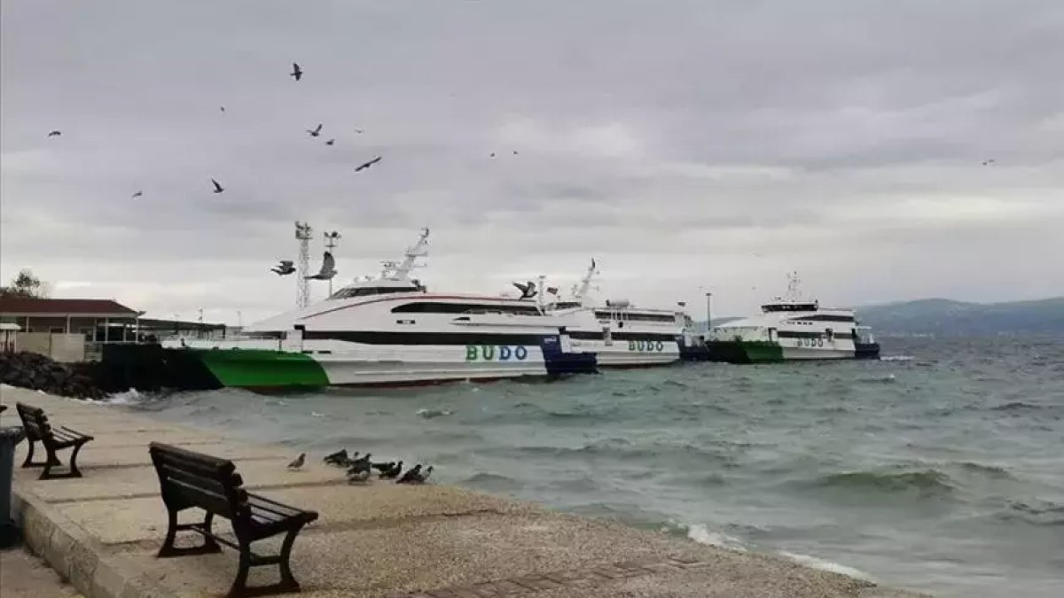 Deniz ulaşımına fırtına engeli! 8 BUDO seferi iptal edildi