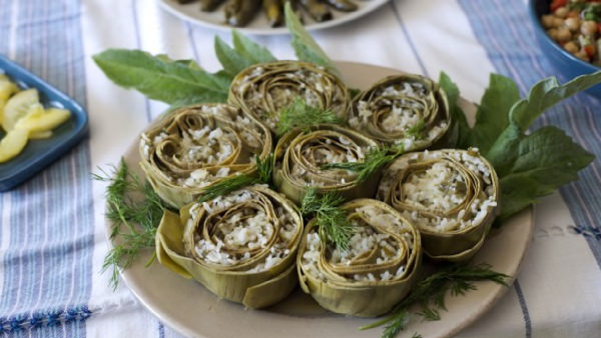 Mevsimi geldi herkes sofraya çıkardı! Yapması zahmetli ama yemesi keyifli: Zeytinyağlı enginar dolması tarifi…